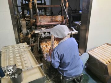 fabrication de gobelets en gaufrettes dans une usine en Indonésie