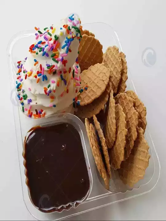 postre delicado de cono de waffle